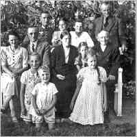 026-0033 Gross Budlacken. Familie Hanau, auf der Bank sitzend von links Herr und Frau Hanau und Opa Hanau.jpg